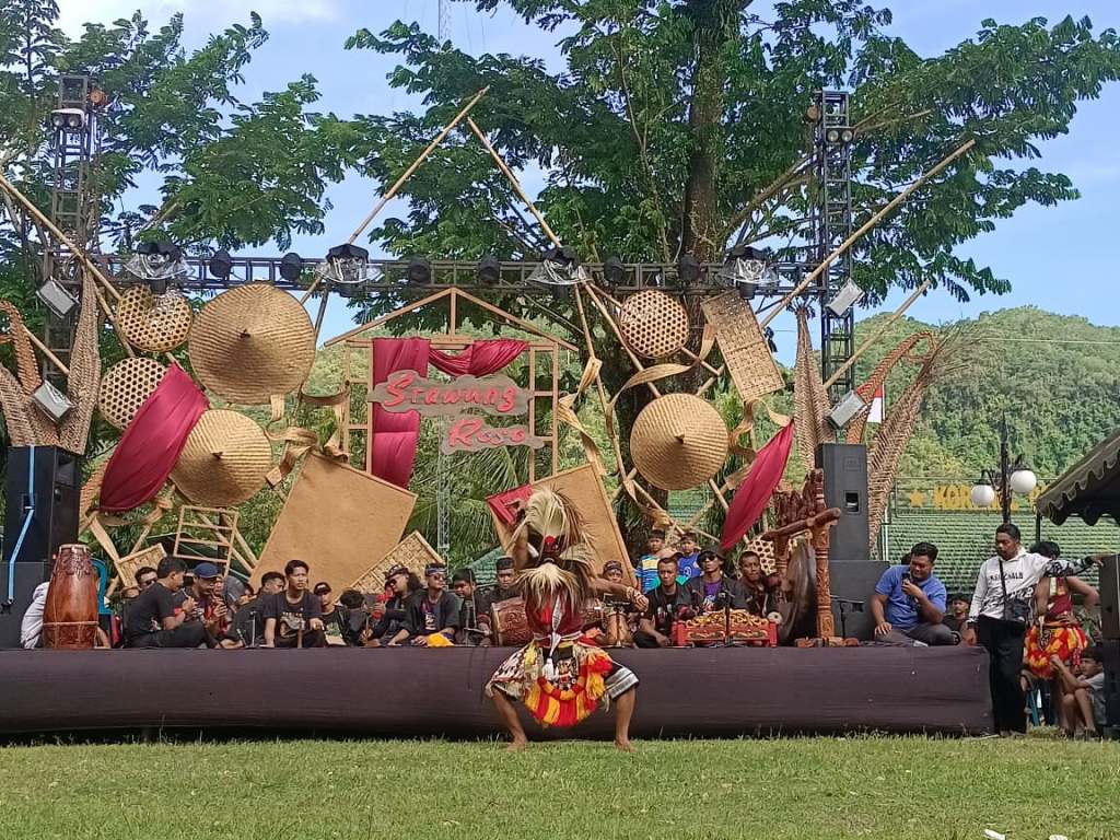 Seorang seniman menampilkan tarian lincah Bujang Ganong saat memeriahkan acara silaturahmi penggiat seni "Srawung Roso" di kawasan Kawedanan, Titik Nol Kilometer Lorok