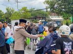 Kapolres Pacitan AKBP Ayub Diponegoro Azhar memberikan paket takjil kepada pengendara motor di depan Mapolres.