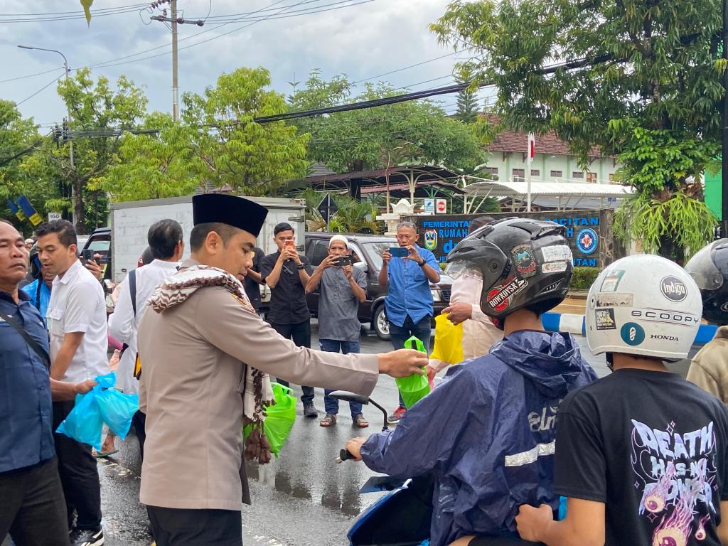Kapolres Pacitan AKBP Ayub Diponegoro Azhar memberikan paket takjil kepada pengendara motor di depan Mapolres.
