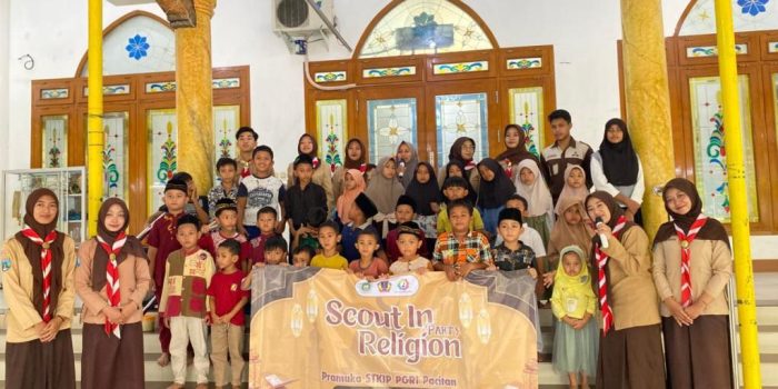 Mahasiswa Pramuka STKIP PGRI Pacitan memberikan bingkisan sembako kepada warga lansia di Kelurahan Sidoharjo.