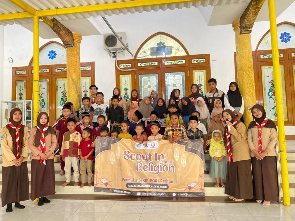 Mahasiswa Pramuka STKIP PGRI Pacitan memberikan bingkisan sembako kepada warga lansia di Kelurahan Sidoharjo.