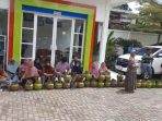 Antrean panjang puluhan kendaraan roda dua di POM bensin Arjosari, Pacitan, pada pagi hari.