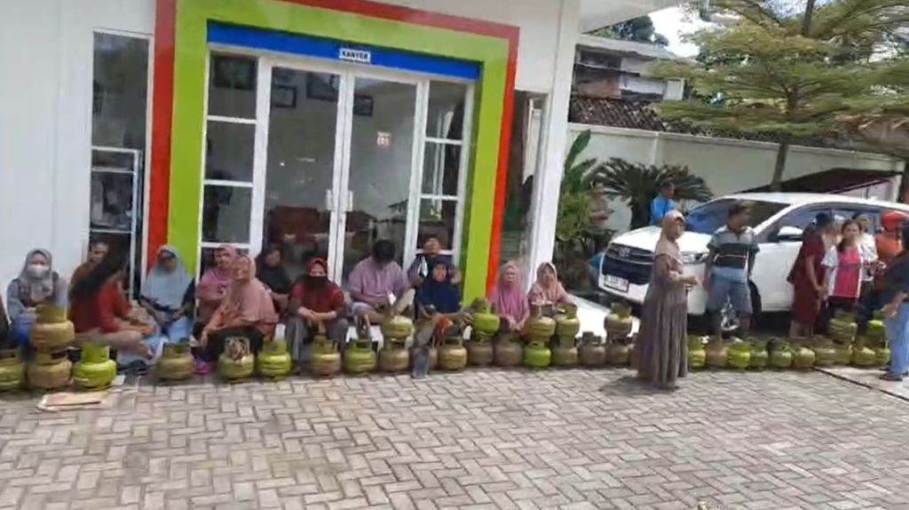 Antrean panjang puluhan kendaraan roda dua di POM bensin Arjosari, Pacitan, pada pagi hari.