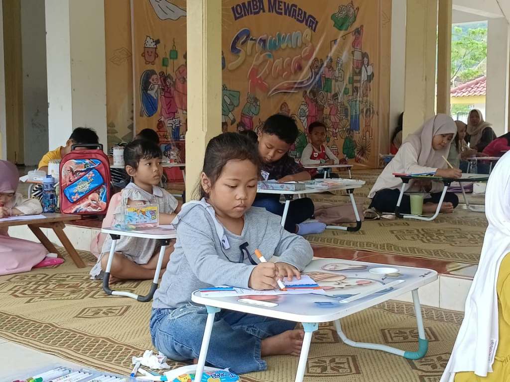 Sejumlah anak tingkat PAUD/TK dan SD antusias mengikuti lomba mewarnai yang menjadi rangkaian pembuka acara "Srawung Roso" di kawasan Kawedanan, Titik Nol Kilometer Lorok, Rabu (25/3/2026). Pelibatan berbagai kelompok usia dalam acara ini bertujuan untuk menumbuhkan kreativitas dan kecintaan terhadap seni sejak dini.