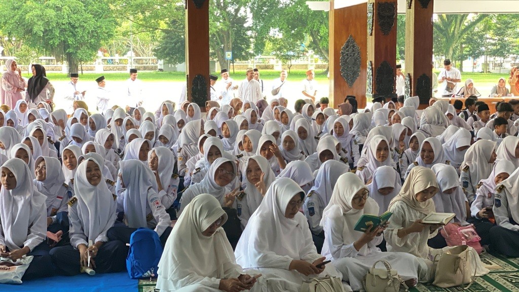 Ratusan pelajar Pacitan antusias mengikuti peluncuran program Sekolah Sak Ngajine (SSN) di Pendopo Kabupaten.