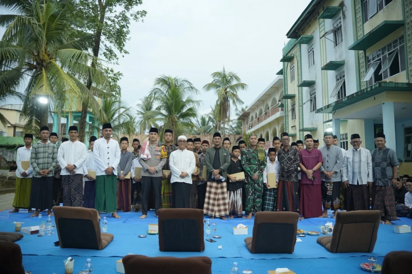 Bupati Pacitan Indrata Nur Bayuaji menyerahkan bantuan sarung kepada santri Naun di Pondok Tremas.