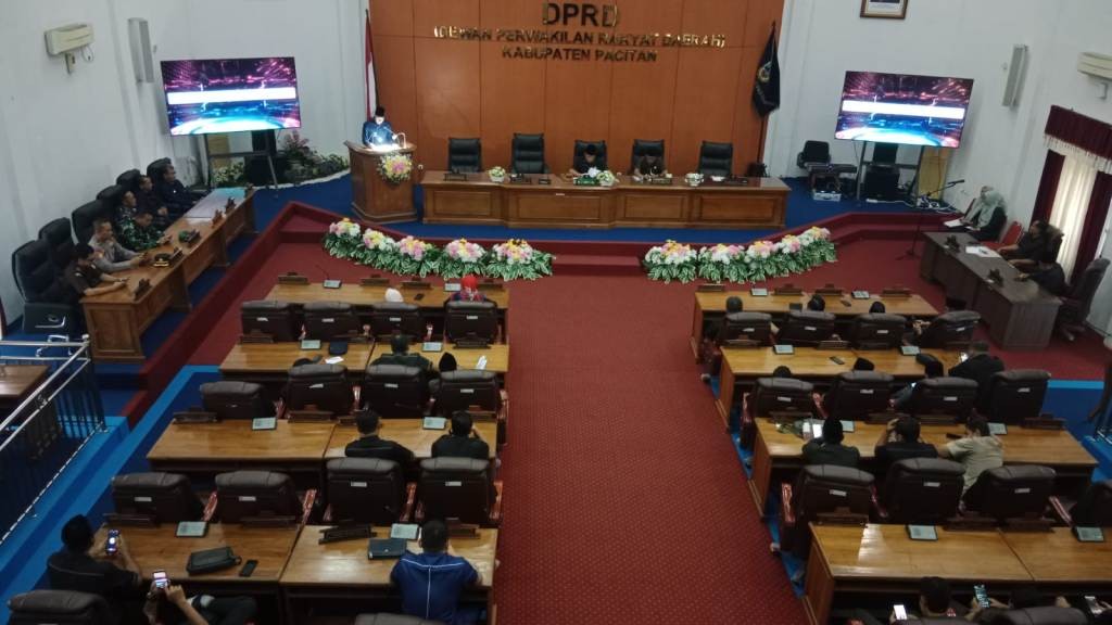 Bupati Pacitan menyampaikan pidato LKPJ Tahun Anggaran 2025 dalam Rapat Paripurna DPRD.