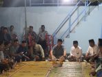 Kapolres Pacitan AKBP Ayub Diponegoro Azhar duduk lesehan mengikuti doa bersama warga di lokasi kecelakaan Desa Arjowinangun.