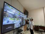 Kepala Diskominfo Pacitan Dodik Sumarsono memantau arus lalu lintas mudik melalui layar monitor besar di Command Center Kominfo Pacitan.