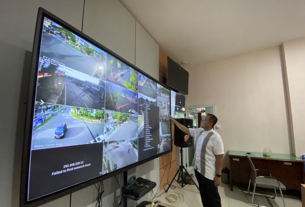 Kepala Diskominfo Pacitan Dodik Sumarsono memantau arus lalu lintas mudik melalui layar monitor besar di Command Center Kominfo Pacitan.