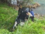 Mobil Avanza warna hitam terperosok ke dalam sungai di Arjosari Pacitan akibat kecelakaan lalu lintas.