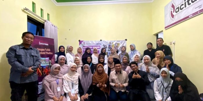 Foto bersama seluruh peserta magang mahasiswa STKIP PGRI Pacitan, tim redaksi Pacitanku, dan dosen pembimbing lapangan di depan kantor.