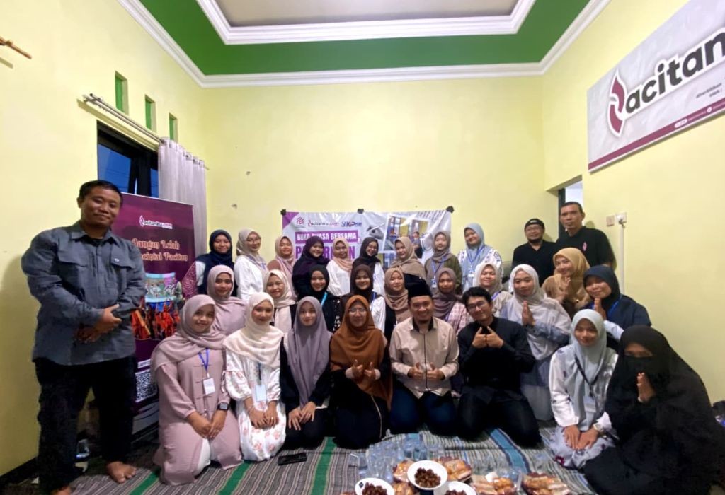 Foto bersama seluruh peserta magang mahasiswa STKIP PGRI Pacitan, tim redaksi Pacitanku, dan dosen pembimbing lapangan di depan kantor.