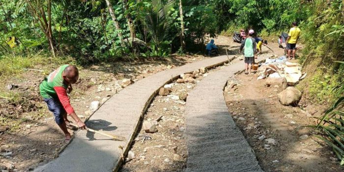 Warga Dusun Pager bergotong royong memperbaiki jalan rusak secara swadaya menjelang Hari Raya Idulfitri.
