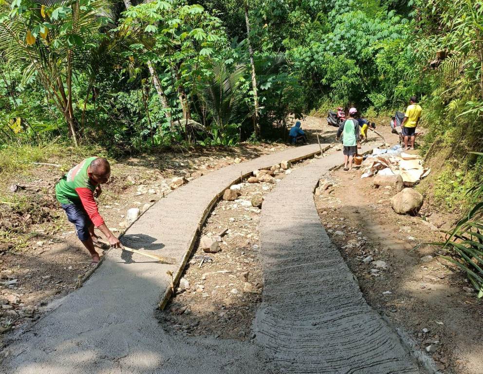 Warga Dusun Pager bergotong royong memperbaiki jalan rusak secara swadaya menjelang Hari Raya Idulfitri.