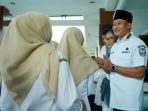 Bupati Pacitan Indrata Nur Bayuaji bersalaman dengan ASN dalam acara halalbihalal di Pendopo Kabupaten.
