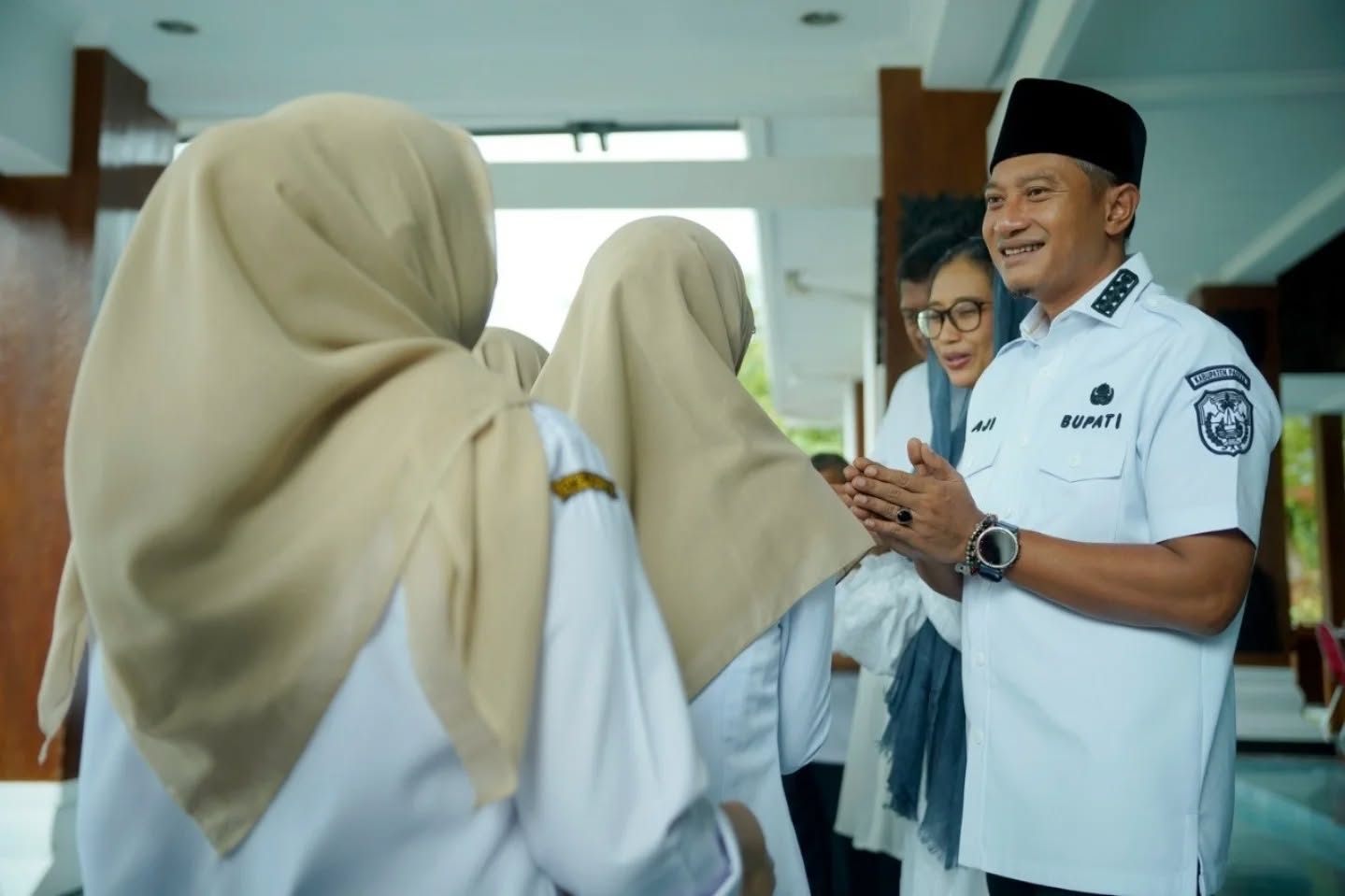 Bupati Pacitan Indrata Nur Bayuaji bersalaman dengan ASN dalam acara halalbihalal di Pendopo Kabupaten.