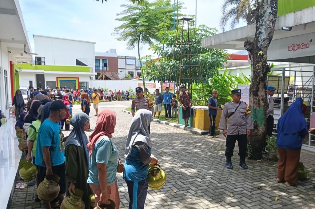 Antrean Kendaraan di POM Bensin Arjosari Pacitan yang Mengular