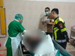 Petugas medis Puskesmas Ngadirojo sedang melakukan proses identifikasi dan pemeriksaan awal pada jenazah korban kecelakaan tabrak lari di Pacitan.