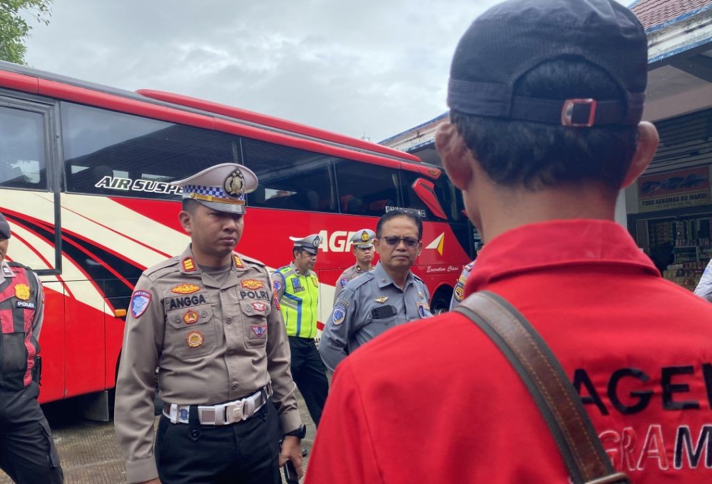 Kasat Lantas Polres Pacitan AKP Moch. Angga Bagus Sasongko mengecek kelaikan bus di Terminal Tipe A Pacitan.