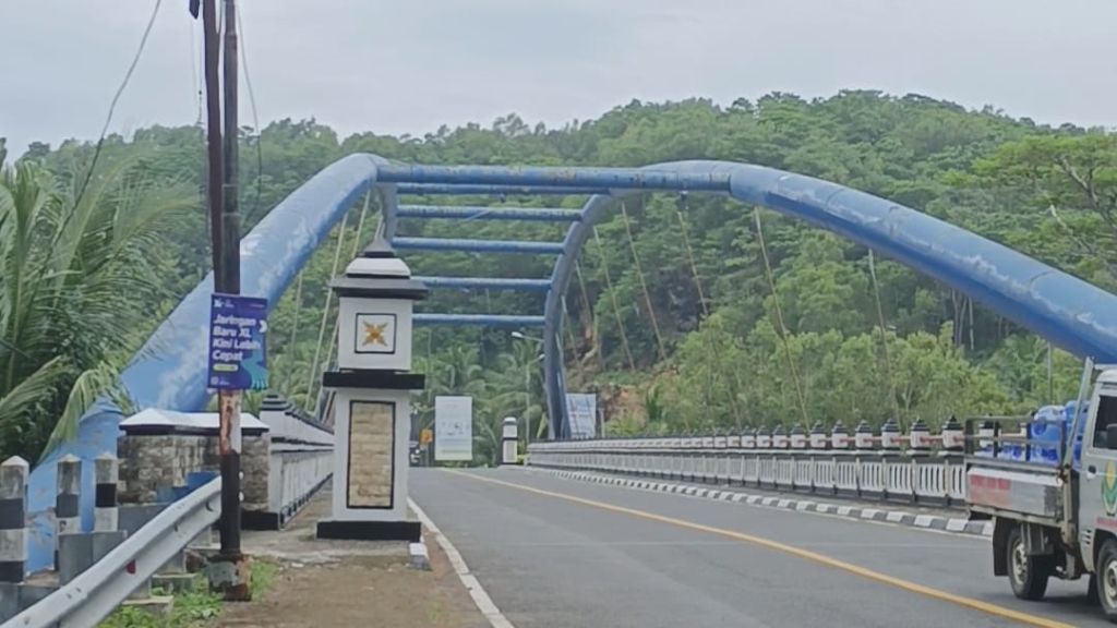 Pemandangan Jembatan Pantai Soge dan muara sungai di Jalur Lintas Selatan Pacitan.