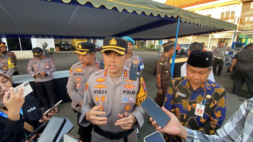 Kapolres Pacitan AKBP Ayub Diponegoro Azhar memberikan keterangan pers mengenai pengamanan destinasi wisata Lebaran 2026.