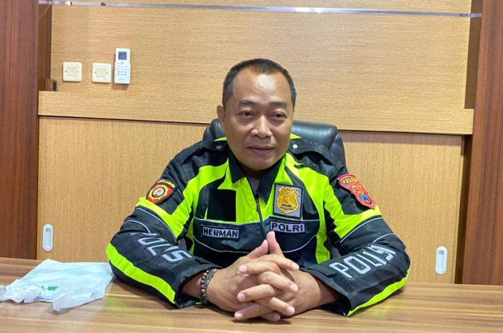 Potret close up Kabagops Polres Pacitan AKP Sukinto Herman Setya Atmaja saat memberikan keterangan terkait pengamanan rontek.