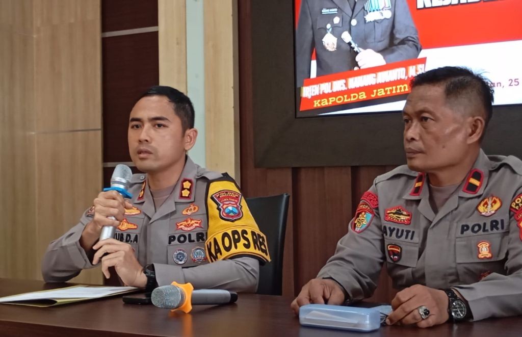 Kapolres Pacitan AKBP Ayub Diponegoro Azhar memberikan keterangan pers terkait insiden Arjowinangun.