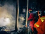 Kondisi dapur Tahu Tuna Sabrina Pacitan pasca kebakaran dini hari yang ditangani petugas Damkar.