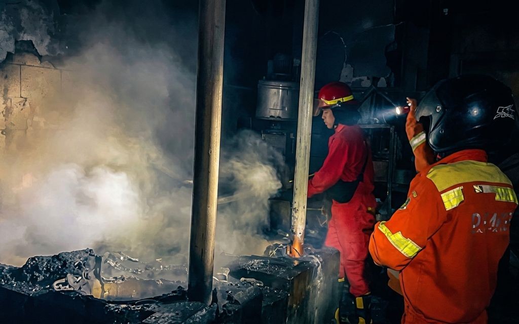 Kondisi dapur Tahu Tuna Sabrina Pacitan pasca kebakaran dini hari yang ditangani petugas Damkar.