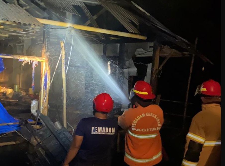 Petugas Damkar Satpol PP Pacitan melakukan pembasahan di lokasi kebakaran kandang ayam ARSY Broiler.