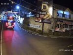 Bus menabrak portal pembatas jalan di jalur Sedeng, Desa Ngadirejan, Pacitan hingga terlepas dari dudukannya.