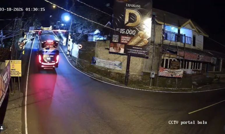 Bus menabrak portal pembatas jalan di jalur Sedeng, Desa Ngadirejan, Pacitan hingga terlepas dari dudukannya.