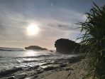 Pemandangan Batu Putri Samudra di Pantai Watu Karung Pacitan saat sore hari.