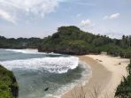 Pesona Pantai Srau di Desa Candi, Kecamatan Pringkuku, kembali memikat hati wisatawan dengan hamparan pasir putih dan debur ombak Samudra Hindia yang menenangkan.