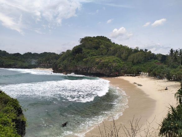 Keindahan Pantai Srau Pesona Pantai Srau di Desa Candi, Kecamatan Pringkuku, kembali memikat hati wisatawan dengan hamparan pasir putih dan debur ombak Samudra Hindia yang menenangkan.