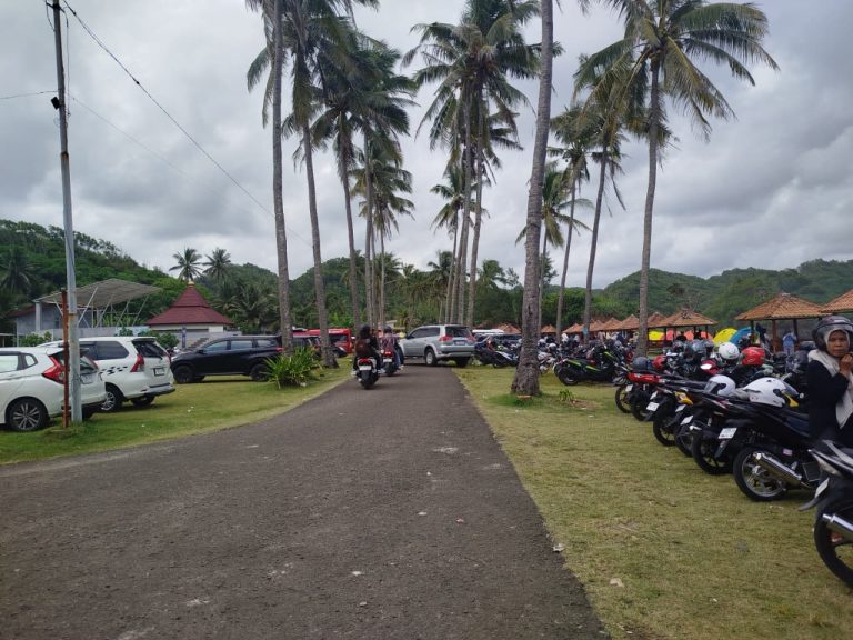 Kepadatan-Area-Parkir-Pantai-Srau-Pacitan-Libur-Lebaran | Pacitanku