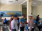 Petugas medis Dinkes Pacitan sedang memberikan layanan kesehatan kepada pengemudi di Terminal Pacitan.