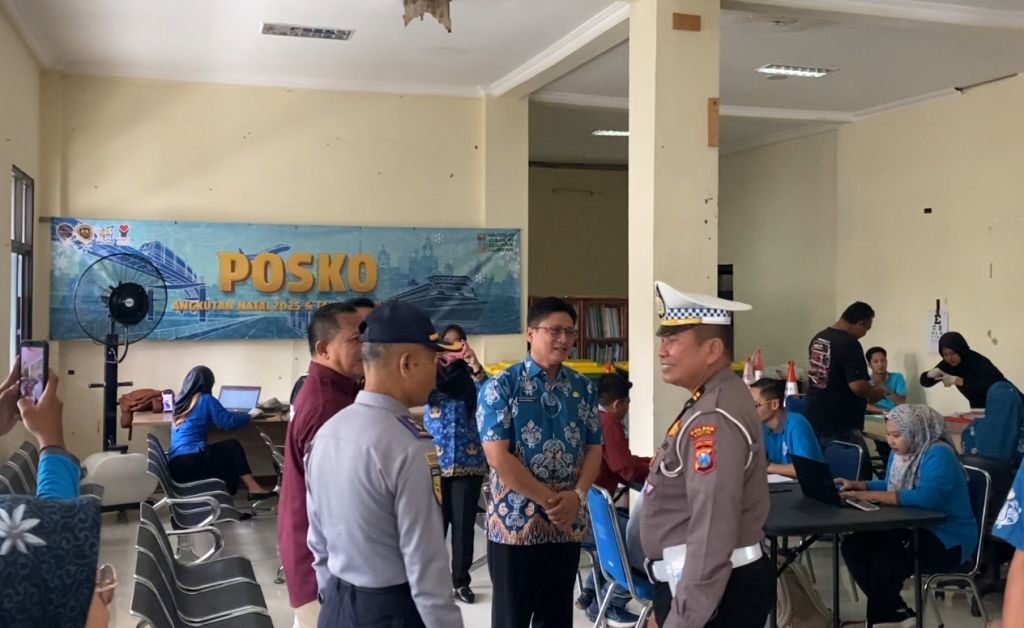 Petugas medis Dinkes Pacitan sedang memberikan layanan kesehatan kepada pengemudi di Terminal Pacitan.