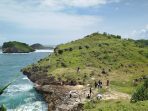 Pemandangan gugusan pulau karst Pantai Kasap Pacitan dipadati pengunjung dari atas gardu pandang pada H+3 Lebaran.