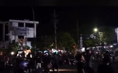 Ketegangan menyelimuti kawasan perempatan Penceng, Kecamatan Pacitan, pada Kamis (19/3/2026) dini hari.