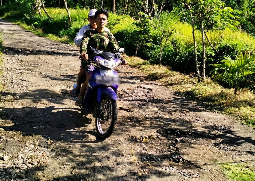Kondisi jalan rusak berlubang di Desa Sidomulyo Kebonagung yang tergenang air.