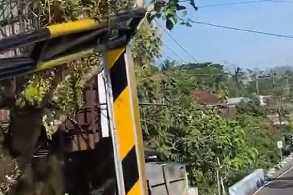 Kondisi portal pembatas jalan Ngadirejan-Bangunsari Pacitan yang patah akibat ditabrak kendaraan.