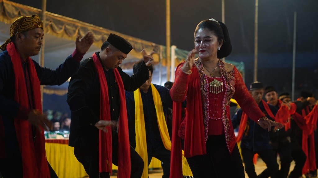 Pertunjukan kesenian rakyat Tayub di Desa Pucangombo Pacitan sebagai bagian dari warisan budaya leluhur.