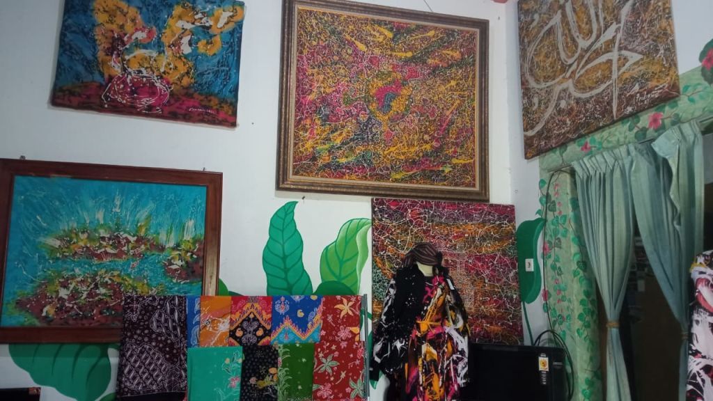 Detail kain Batik Chanting Pace dengan motif buah pace atau mengkudu yang disusun secara kontemporer dengan teknik warna gradasi.