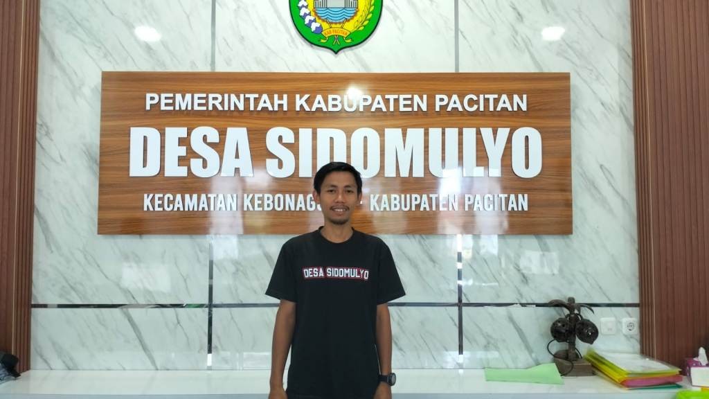 Kasi Kesra Desa Sidomulyo Khotibul Atit memberikan penjelasan mengenai kebijakan wajib Posyandu bagi keluarga penerima bansos