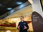 Menteri Kebudayaan Fadli Zon meninjau koleksi prasejarah di Museum Song Terus Pacitan.