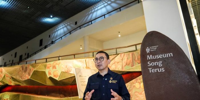 Menteri Kebudayaan Fadli Zon meninjau koleksi prasejarah di Museum Song Terus Pacitan.