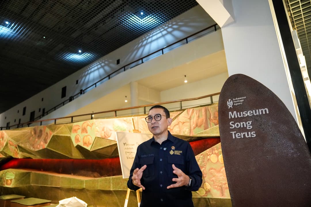 Menteri Kebudayaan Fadli Zon meninjau koleksi prasejarah di Museum Song Terus Pacitan.