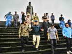 Foto Menteri Kebudayaan Fadli Zon bersama Bupati Pacitan sedang melihat diorama perjuangan Jenderal Sudirman di Monumen Nawangan.